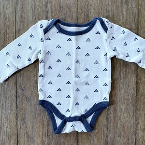 4/$10 Chick Pea long sleeve onesie 3-6 months